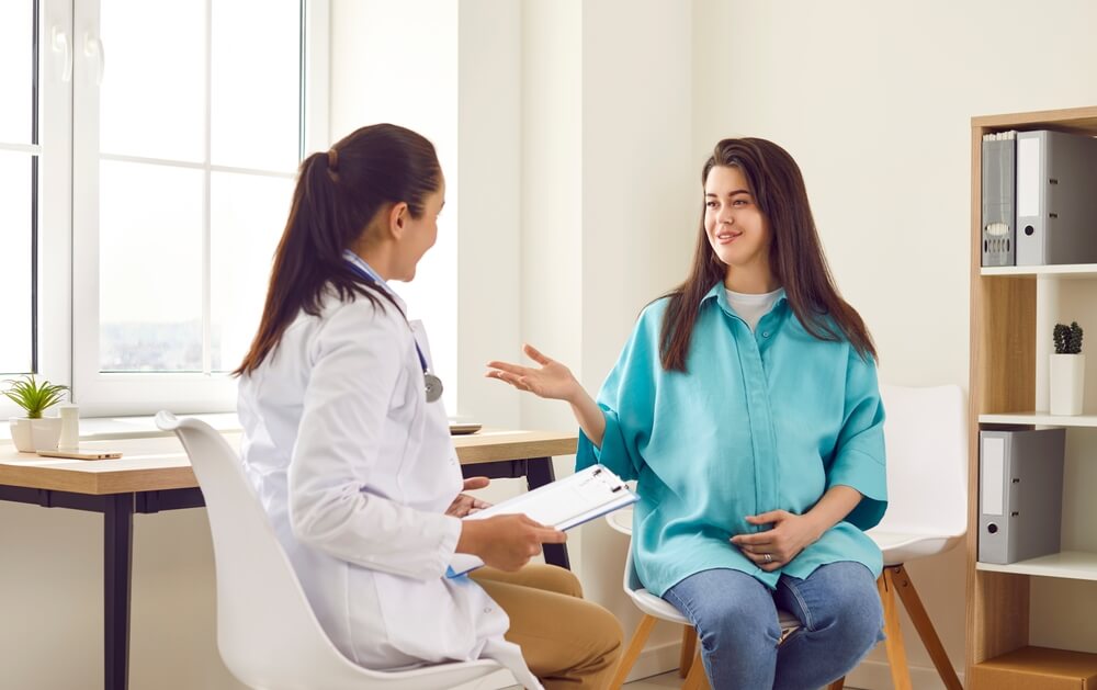 A doctor discussing pregnancy varicose veins with a pregnant patient.