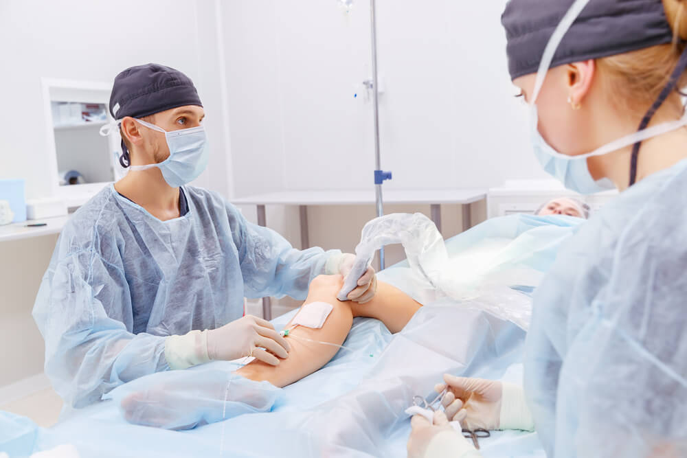 Doctors at Nelson Vein Cleveland perform microphlebectomy to treat varicose veins in a sterile surgical room for optimal care.